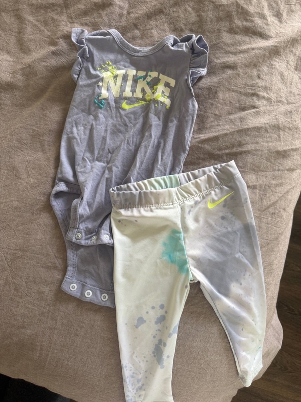 Nike Toddler Two-Piece Legging Set in Light Purple and White